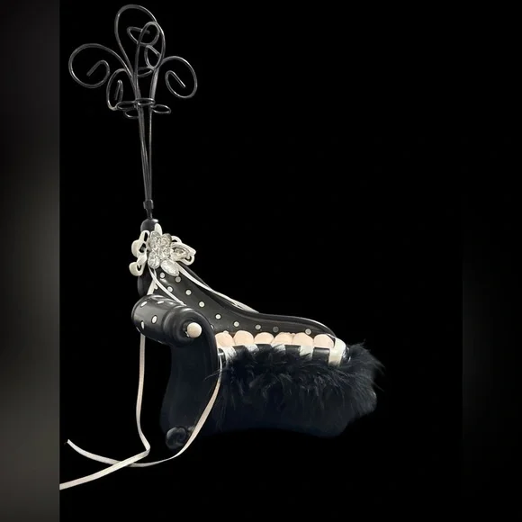 Ring Display Sofa Shaped Finger Rings Holder & necklace& bracelet holder.
0131 - Picture 2 of 8